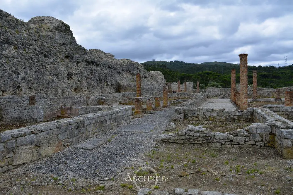 La muralla está siempre presente en todo el recorrido. Su altura es impresionante, fruto del trabajo de reconstrucción del siglo pasado.