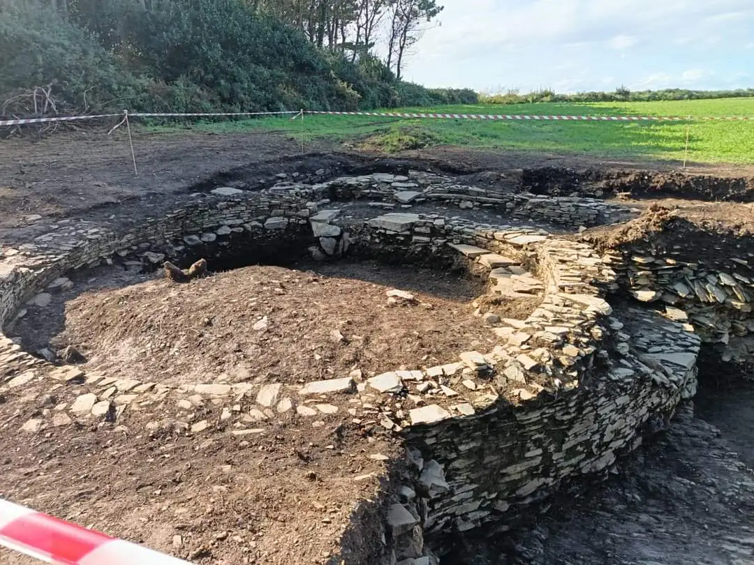 Vivienda excavada en el Esteiro, Tapia de Casariego, 2024. Foto Nazareth Peña Fernández