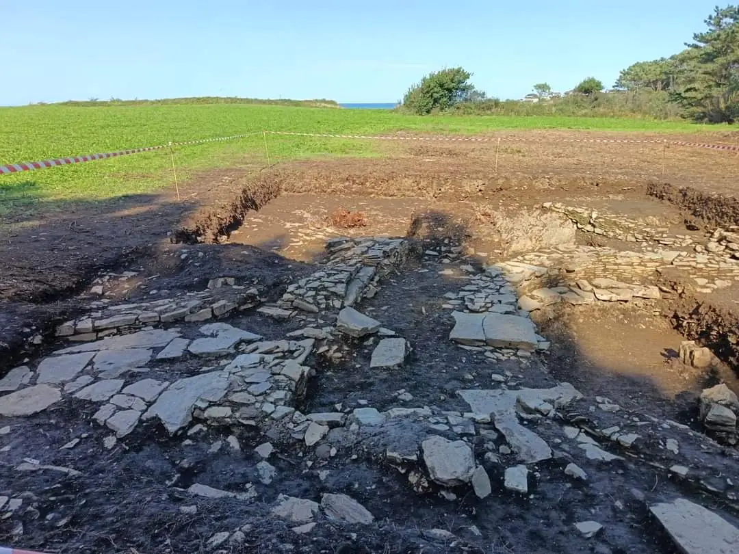 Pórtico de una de las viviendas circulares excavadas en el Esteiro en 2024. Estos anexos a la puerta de las viviendas estaban cubiertos, previsiblemente, y permitían tanto la conservación del calor interior de la vivienda como el almacenamiento o realización de tareas en el exterior sin sufrir las inclemencias del tiempo. Foto X. Arias.