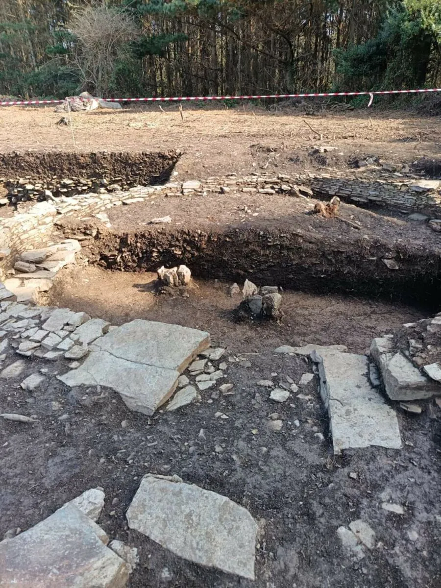 Losas que delimitan lo que parece la entrada a la construcción circular. Foto X. Arias.