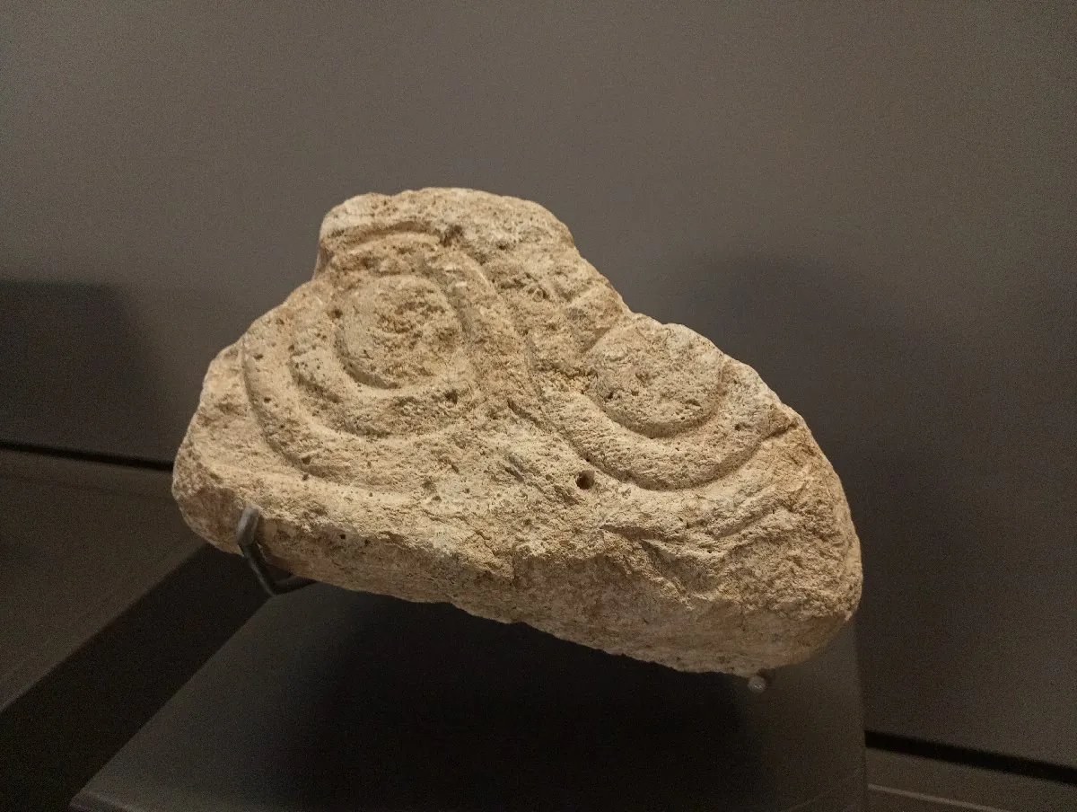 Piedra con decoración sogueada de Llagú. Museo Arqueológico de Asturias.