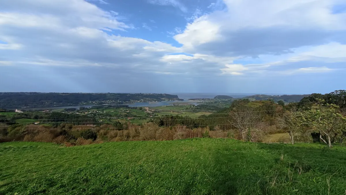 Castiello de Moriyón y al fondo la ría de Villaviciosa.