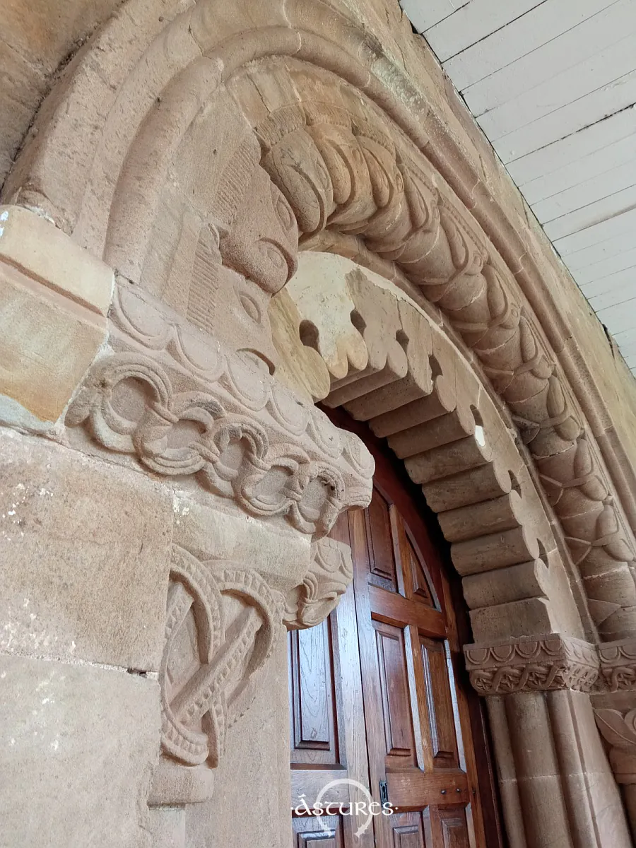 Arquivoltas y capiteles de la puerta meridional de Santa María de Llugás.