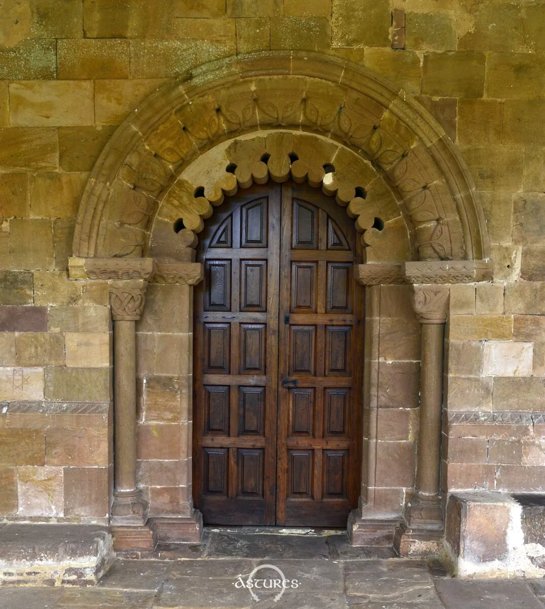 Puerta meridional de Santa María de Llugás.