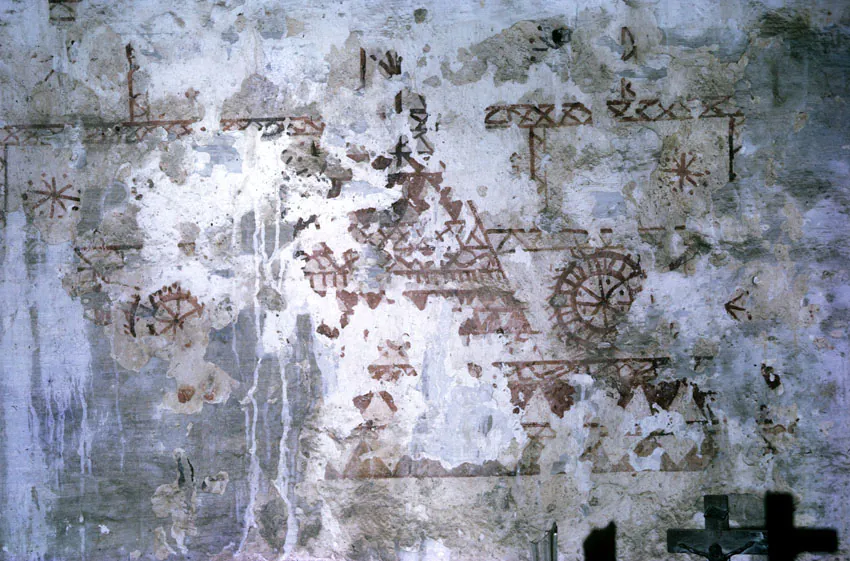 Pintura mural en San Vicente de Serrapio. Siglo XII con ruedas de ocho radios representadas como símbolos solares.