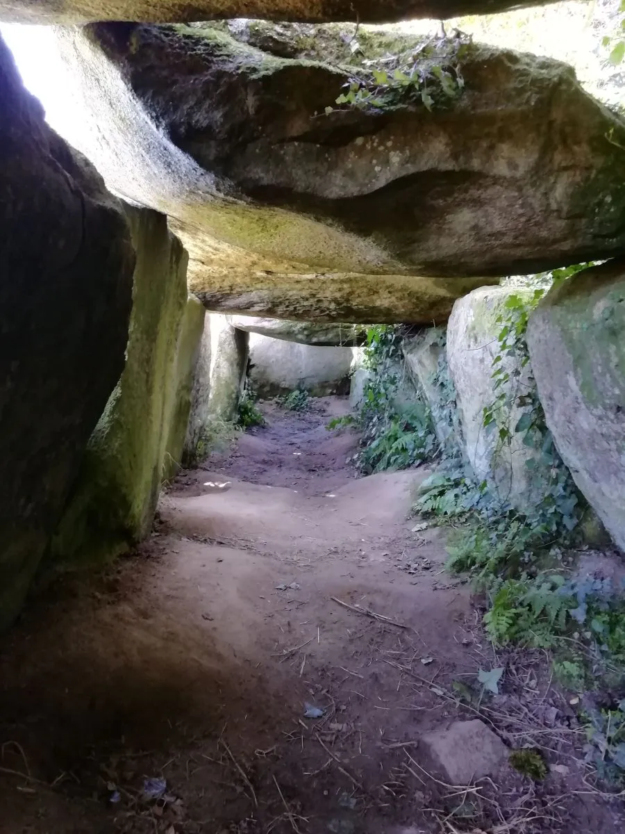 Interior del dolmen de galería de Kergunteuil