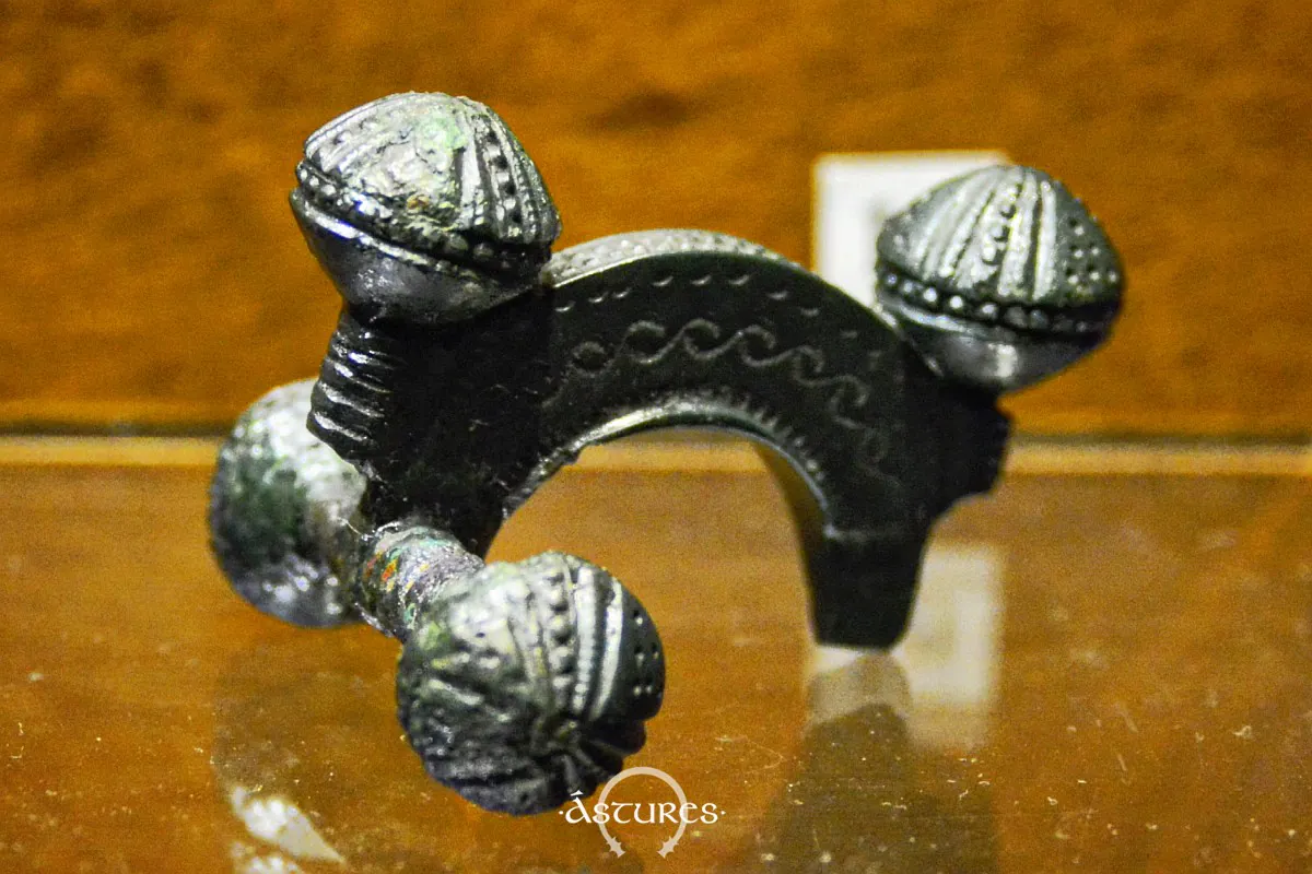 Fíbula simétrica de la Campa Torres. Forma parte de la exposición permanente del museo del yacimiento.