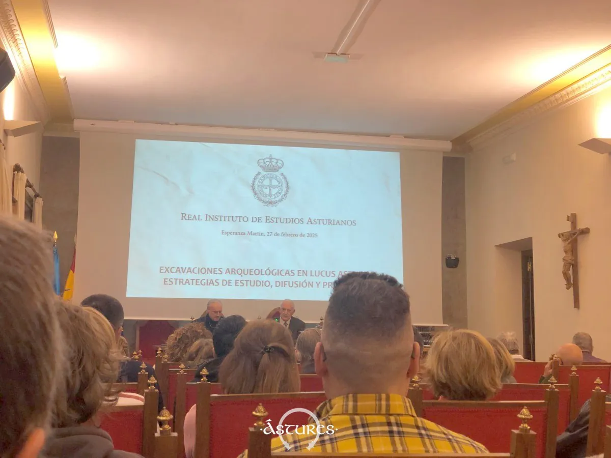 Un momento en la presentación de la conferencia de Esperanza Martín en el RIDEA sobre Lucus Asturum.