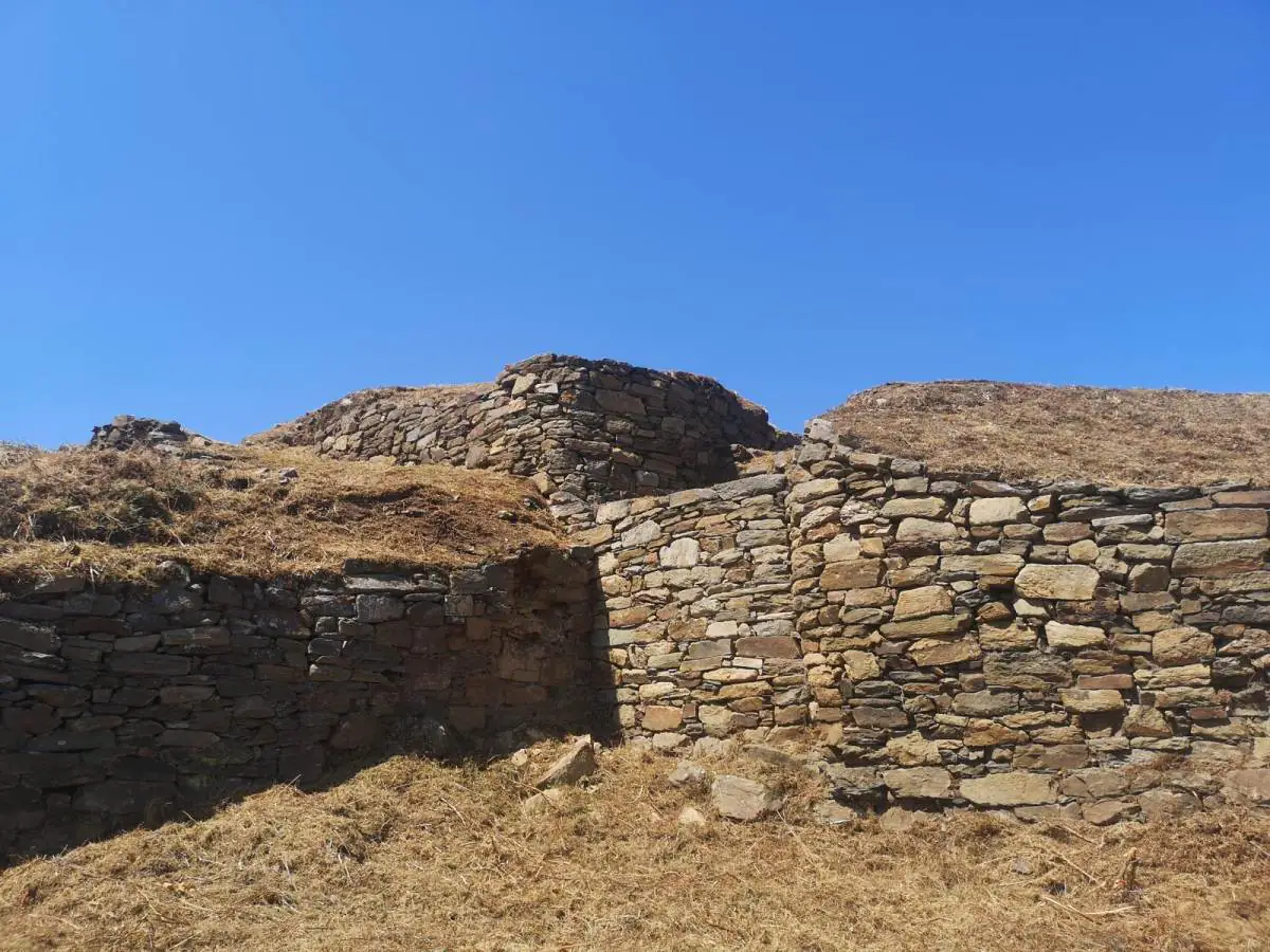 Muralla de módulos del Castro de san L.luis. Allande. Consejería de Cultura del Principado de Asturias.