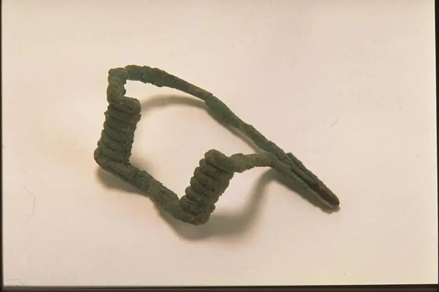 Fíbula de doble resorte procedente de la necrópolis tartésica de Cerro del Castillo, Medellín, Badajoz. Museo Arqueológico Nacional. Foto Mara Herrero.