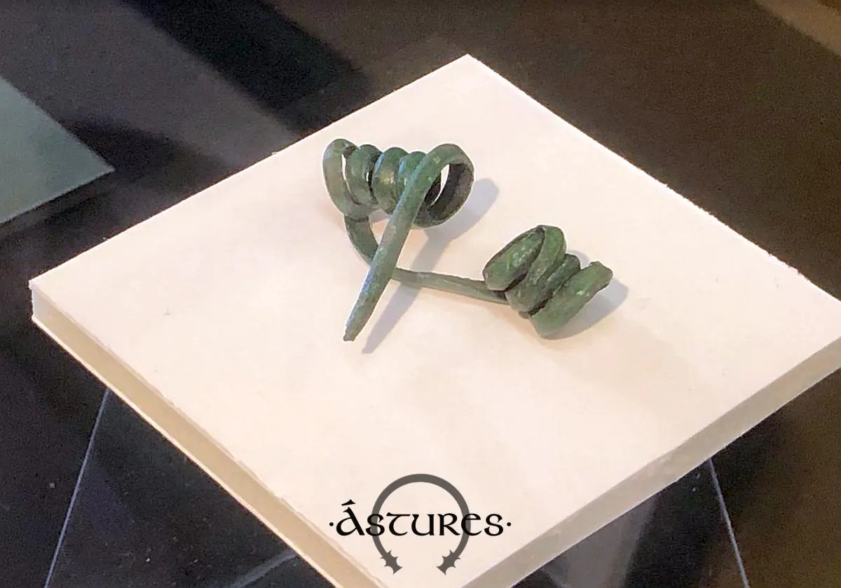 Fíbula de doble resorte, también procedente de la Campa Torres en la exposición Bronces, dentro de los materiales restaurados recientemente por el museo.