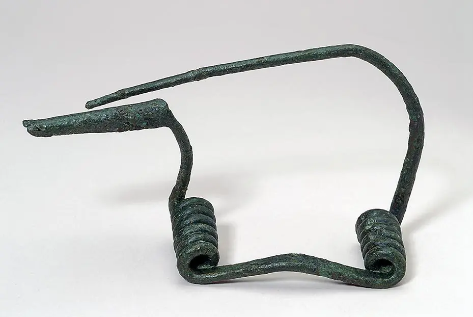 Fíbula de doble resorte procedente del yacimiento de Arroyo Culebro, Leganés. Museo Arqueológico y Paleontológico de la Comunidad de Madrid