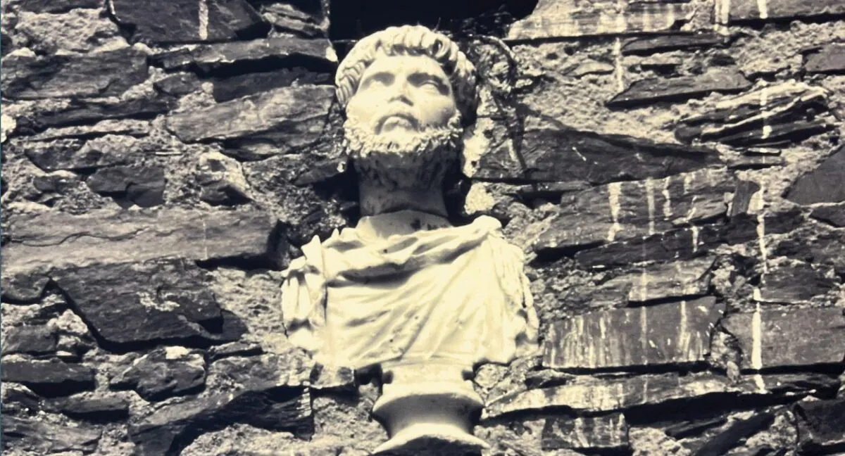 Busto de Quintana del Marco cuando estaba en la fachada de la iglesia de San Pedro. Foto Ayuntamiento de la localidad.