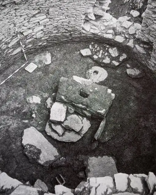 Interior de una casa castreña en Chano, León.