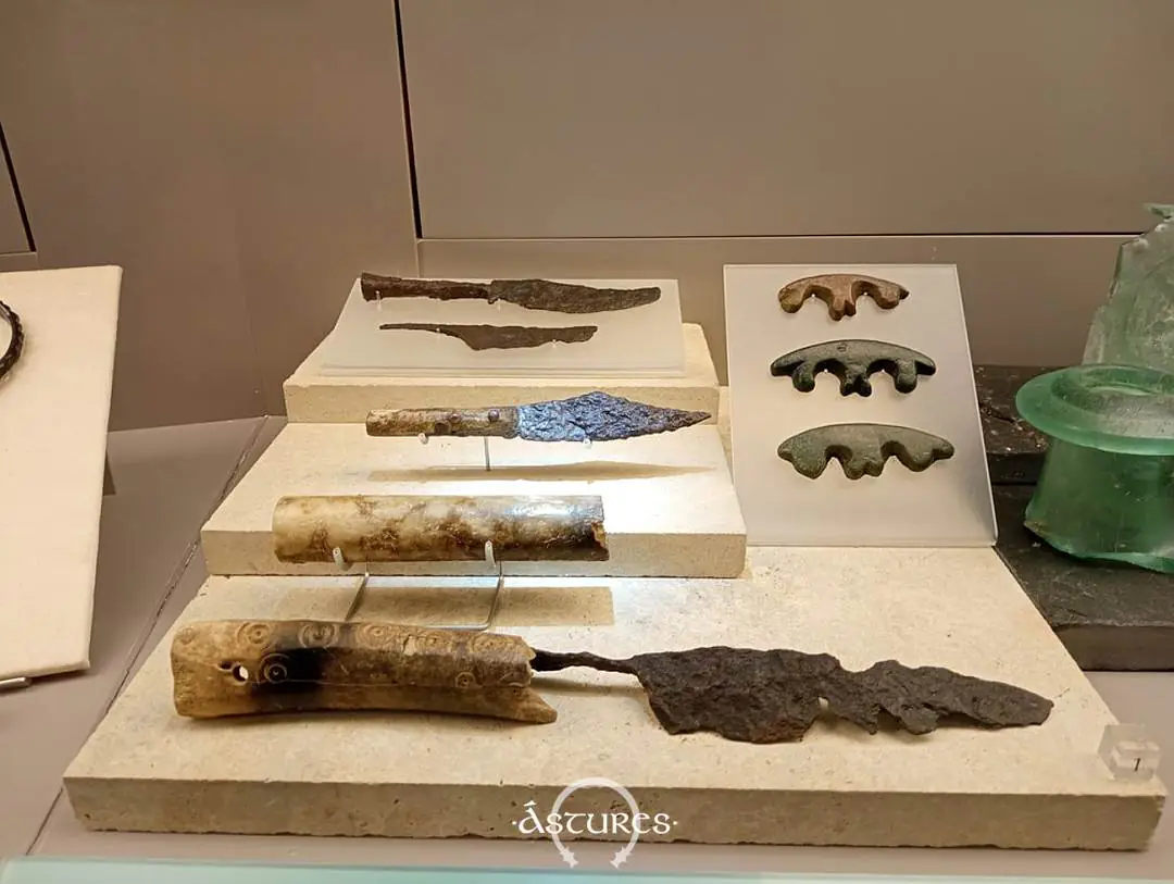 Cuchillos de tradición indígena pero de época romana en Lancia. Su tipo es similar a otros de la Campa Torres o Llagú.