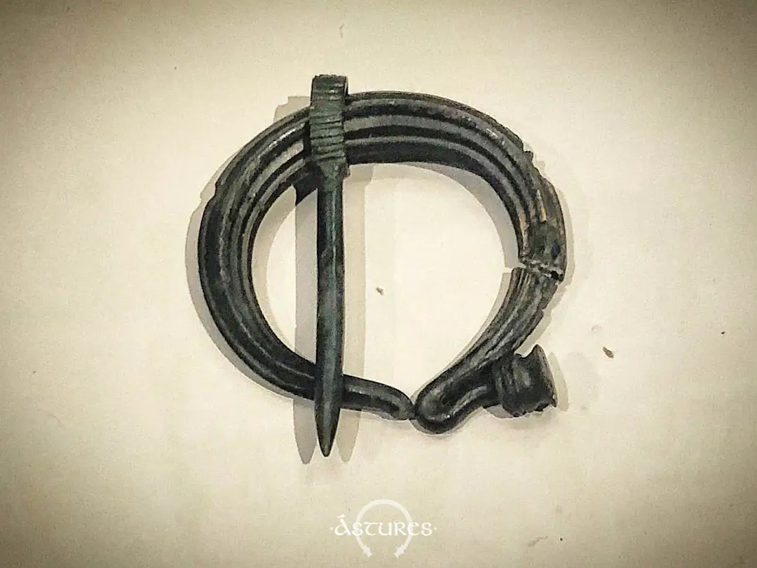 Fíbula en omega del castro de Llagú. Oviedo / Uviéu. Museo Arqueológico de Asturias.