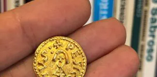 Reverso de la réplica de un tremis visigodo emitido en Pésicos, Asturia transmontana.