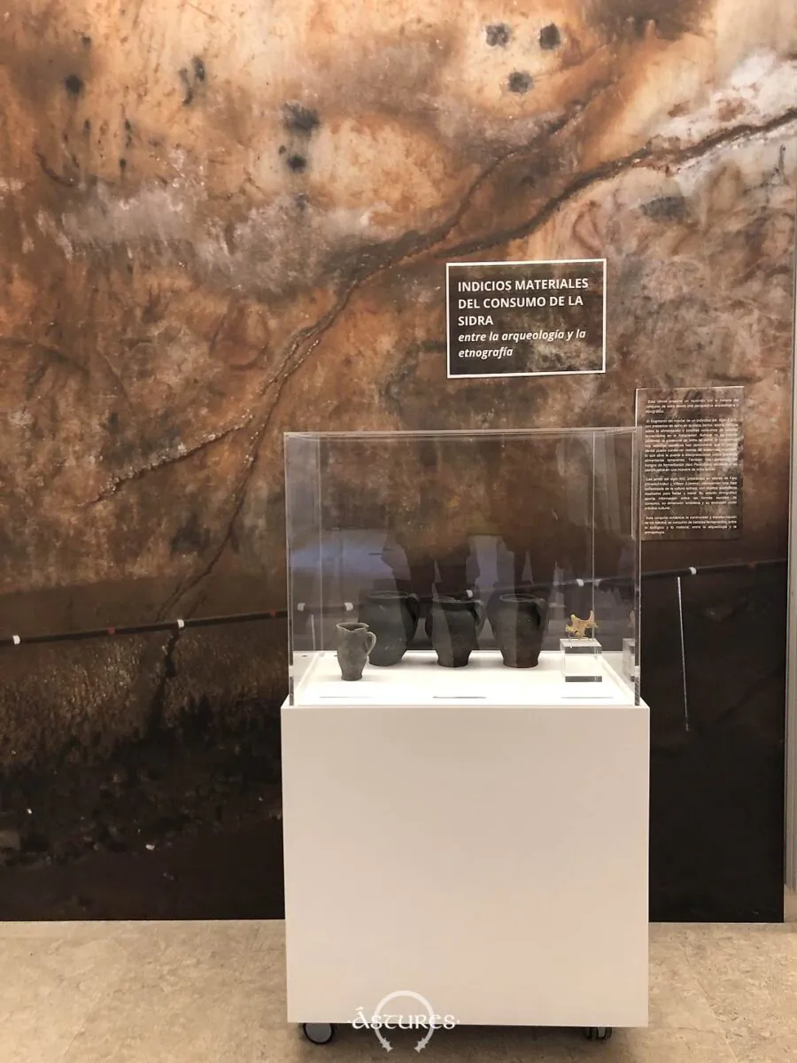 Vitrina dedicada a evidencias arqueológicas del consumo de sidra.