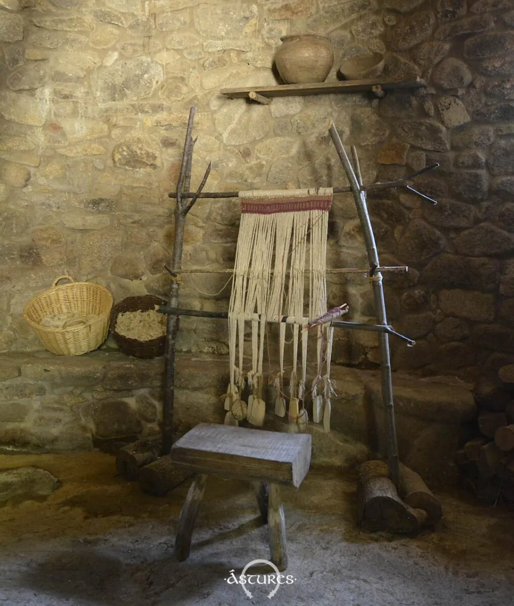 Recreación de un telar de la Edad del Hierro en el castro de Vigo.