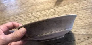 Plato hondo fabricando en madera a torno. Colección Xandru González.