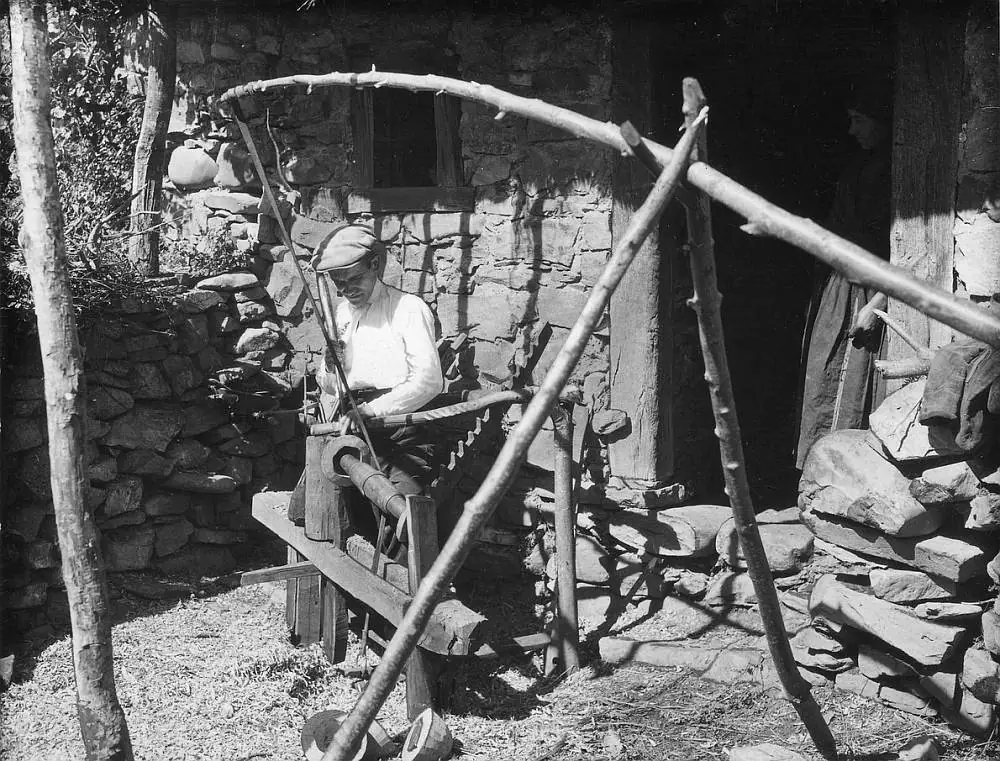 Torno de cunqueiro de pedal. Colección "Vida campesina en el occidente de Asturias". Fritz Krüger. 1927