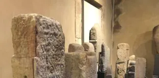 Lápida dedicada a Mitra en La Isla, Colunga, junto a otras de la colección permanente del Museo Arqueológico de Asturias.