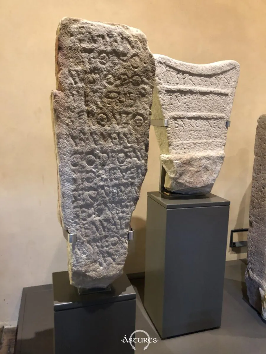 Estela de Mitra descubierta en la Isla, Colunga, Exposición permanente del Museo Arqueológico de Asturias.