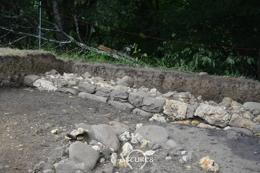 Muralla de Antrialgo. Me decían que seguro que a más profundidad se conservan unas cuantas hiladas más. Las paredes exteriores son de cantos del río Piloña, careados para darle esa apariencia.