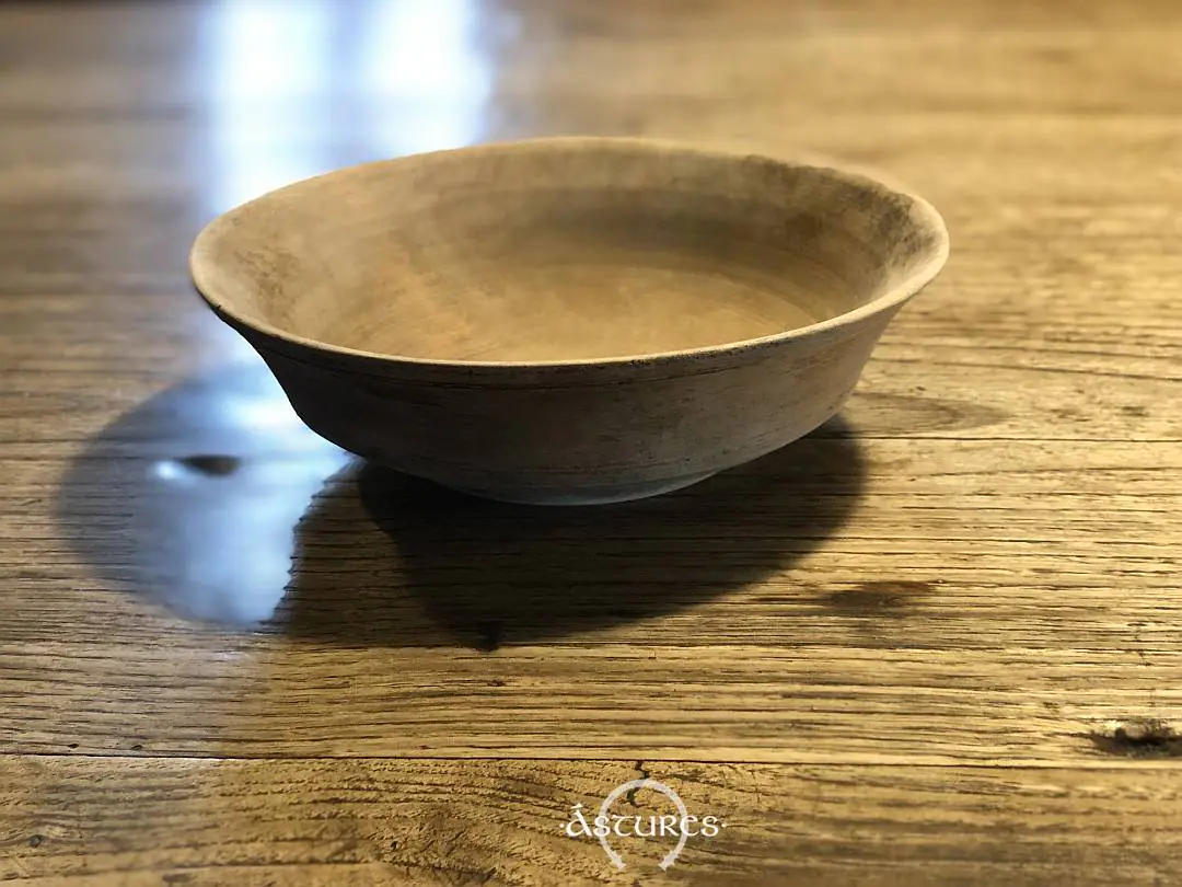 Plato hondo fabricando en madera a torno. Colección Xandru González.