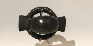 Vista cenital de la fíbula anular hispánica procedente de Ponga, Asturias. Colección permanente del Museo arqueológico