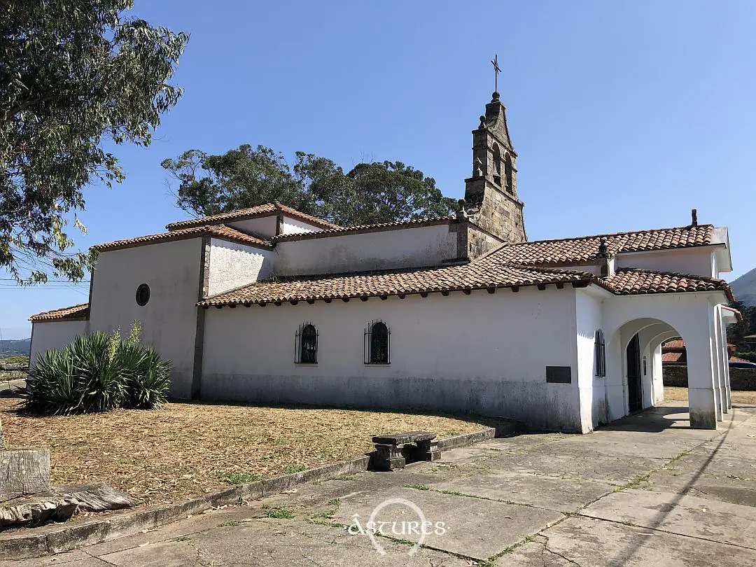 Actual iglesia de Santa María de Tona. Siglo XIX. La antigua se situaba más al este, al lado del cementerio. En este lugar se documentaron restos que apuntan a una villa romana.