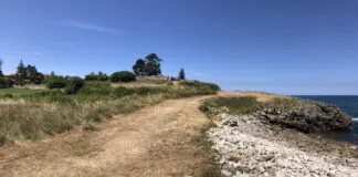 Subida al castro de la Isla desde el lado oriental por la senda que bordea el cabo.