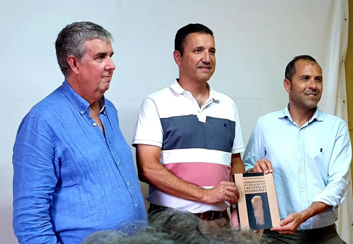 David Martino en el centro acompañado de personalidades durante la presentación. Foto Luis Coya, que también colaboró en la documentación de esta obra.
