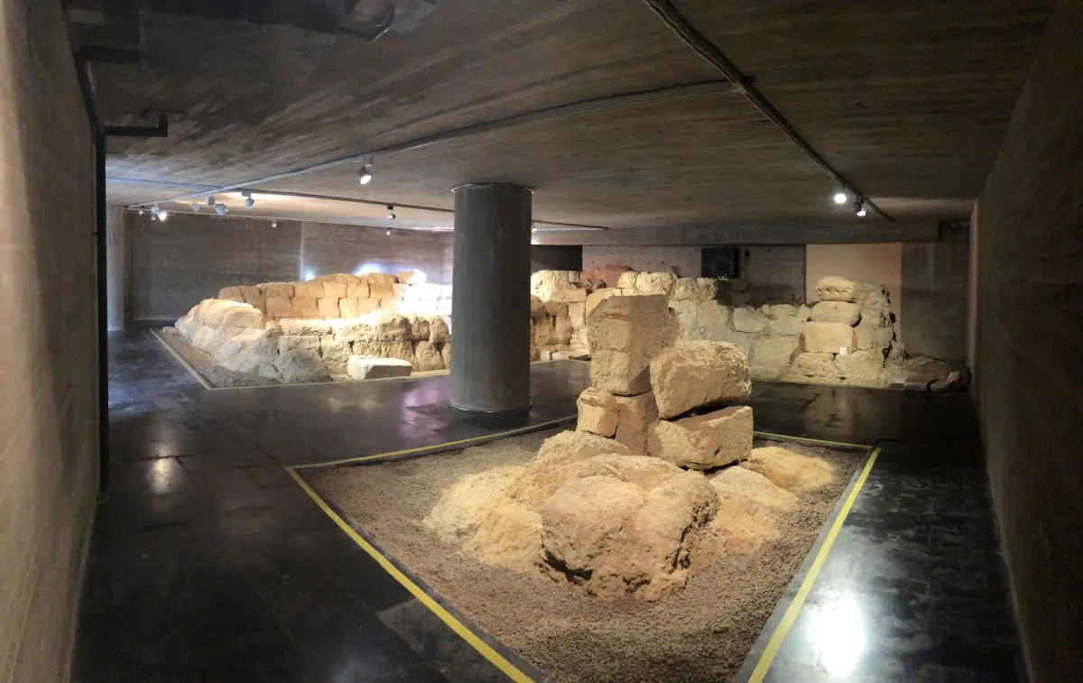 Parte de la cripta donde se pueden ver los restos de la porta principalis sinistra del campamento de la legio VII en León