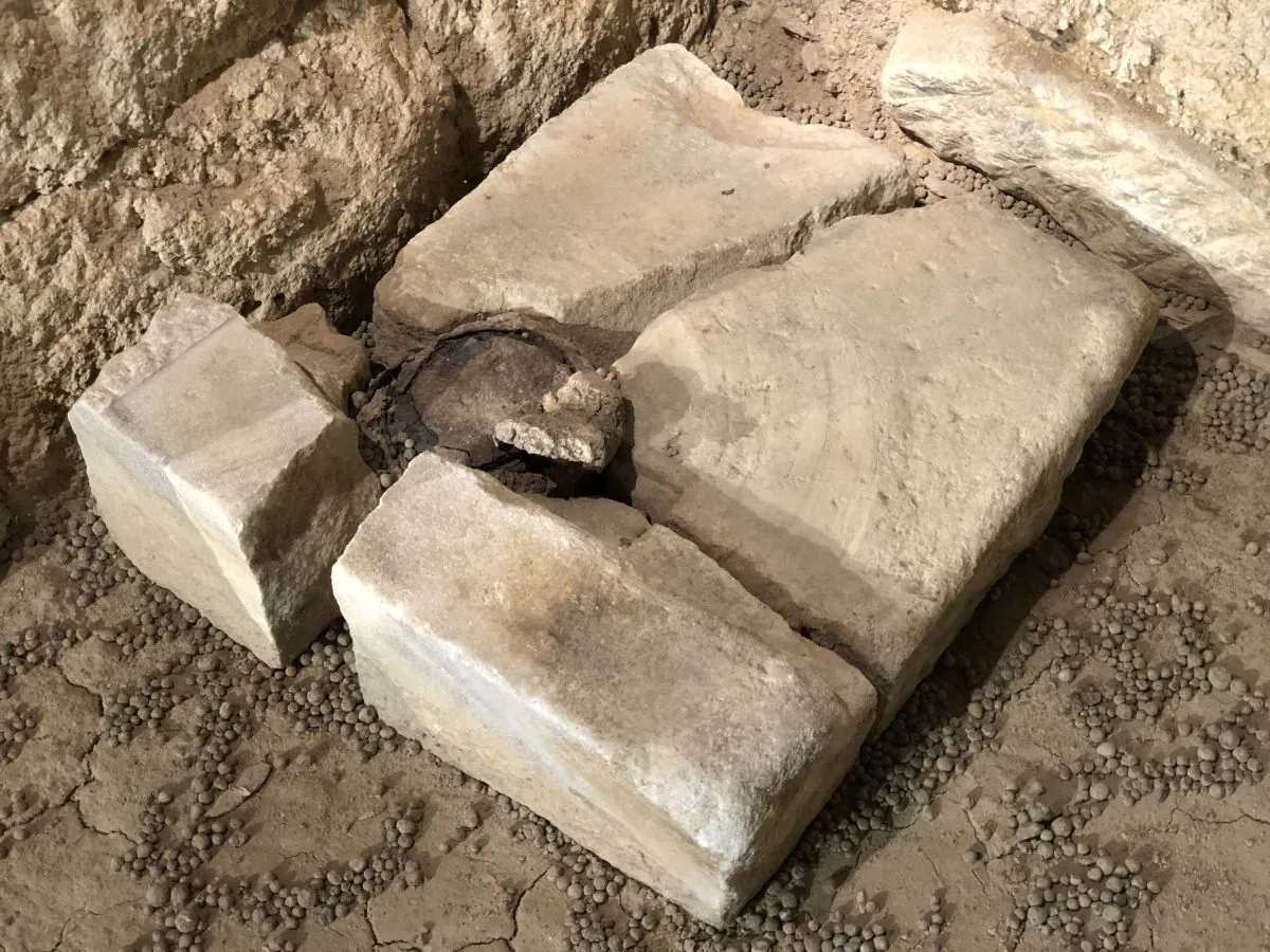 Sillar de piedra con restos de uno de los goznes de las puertas