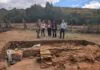 El arqueólogo Juan Muñiz; la concejala de Las Regueras, Mar García; la acaldesa de Las Regueras, María Isabel Méndez; la consejera de Cultura, Política Llingüística y Deporte, Vanessa Gutiérrez; el director general de Patrimonio Cultural, Pablo León. Fuente Consejería de Cultura del Principado de Asturias