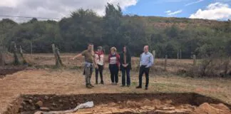 El arqueólogo Juan Muñiz; la concejala de Las Regueras, Mar García; la acaldesa de Las Regueras, María Isabel Méndez; la consejera de Cultura, Política Llingüística y Deporte, Vanessa Gutiérrez; el director general de Patrimonio Cultural, Pablo León. Fuente Consejería de Cultura del Principado de Asturias