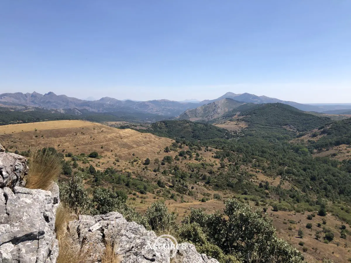 La cordillera a un paso. A la izquierda los restos de la abundante actividad minera de la zona.