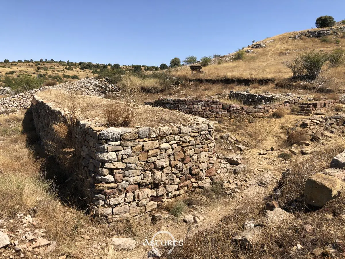 El sector mejor excavado de la muralla de la Peña del Castro, con la apertura de la puerta principal.