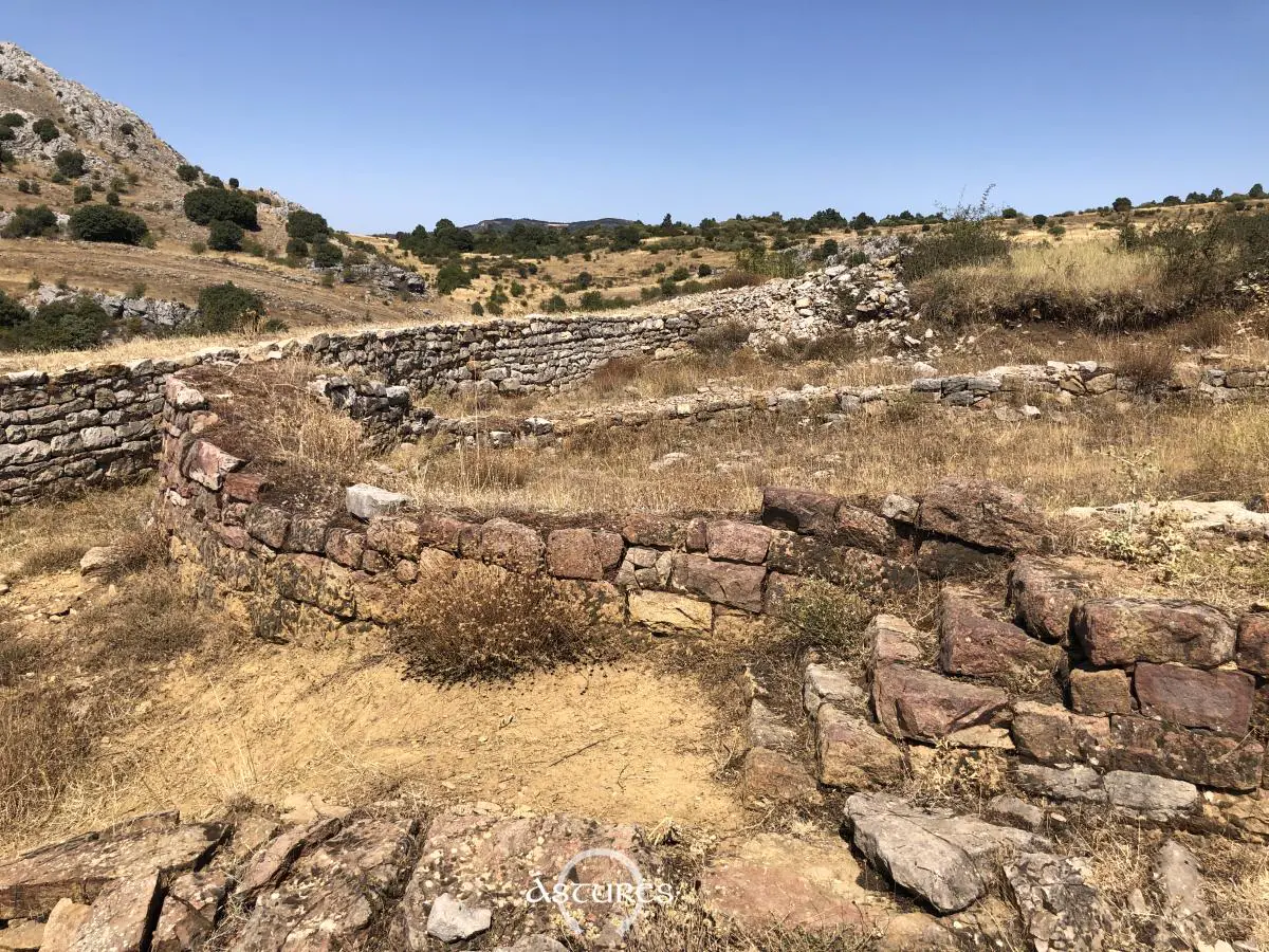 En la foto se ve en primer plano el edificio D con su característico color frente al de la piedra de la muralla.