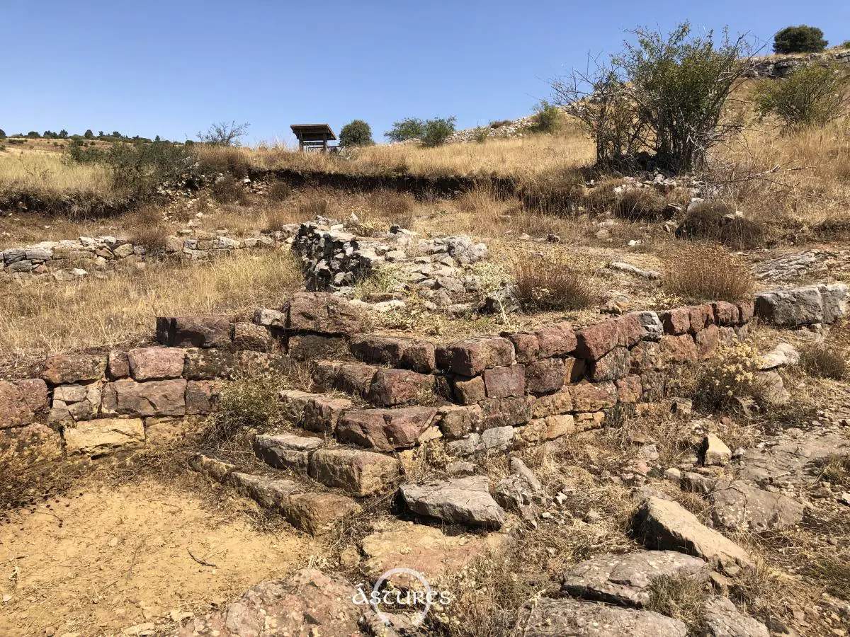 En la foto se ve en primer plano el edificio D con su característico color frente al de la piedra de la muralla.