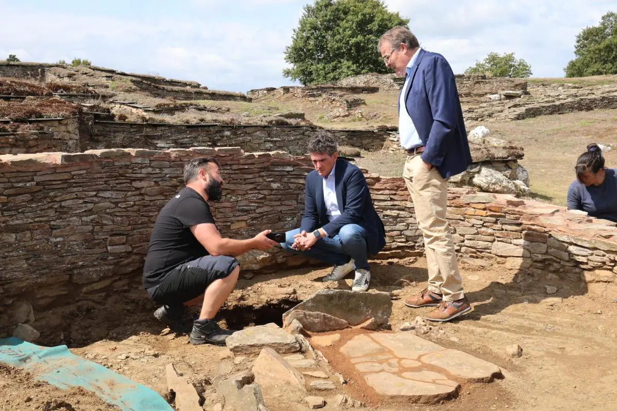 El delegado territorial, de la Xunta, Javier Arias, visitó las excavaciones de Viladonga. Foto Xunta de Galicia.