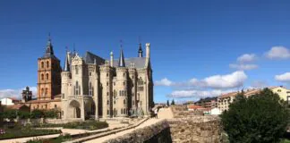 Palacio episcopal de Astorga y detrás la torre de la catedral, desde uno de los cubos de la muralla romana de la ciudad.