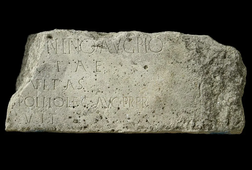 Estela dedicada a Antonino Pio por Titus Pomponius Proculus Vitrasius Pollio durante su mandato como gobernador de las provincias de Moesia Inferior.  Foto: Histria Citadel Museum, Rumania