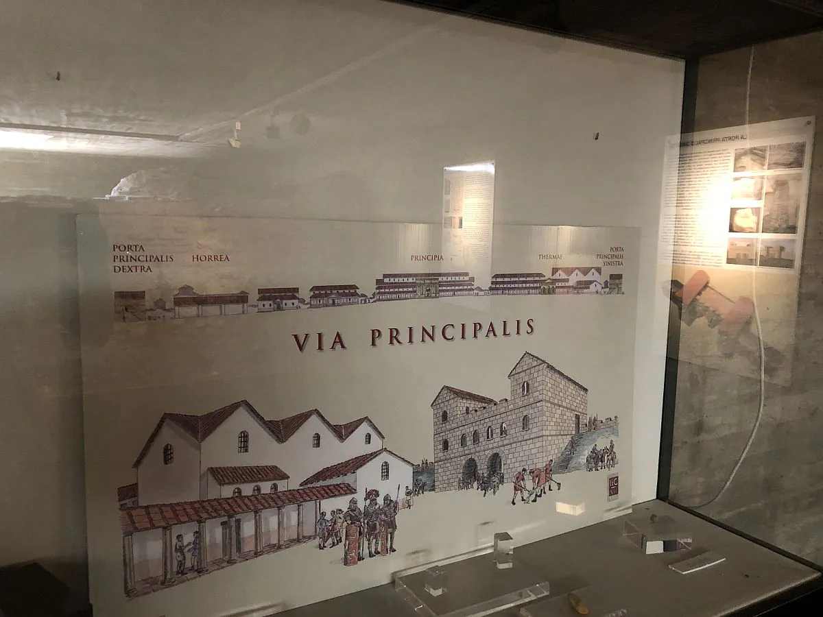 Infografía situada en la cripta de la porta principalis sinistra donde muestra una visión longitudinal del cardo del campamento de la legio VII