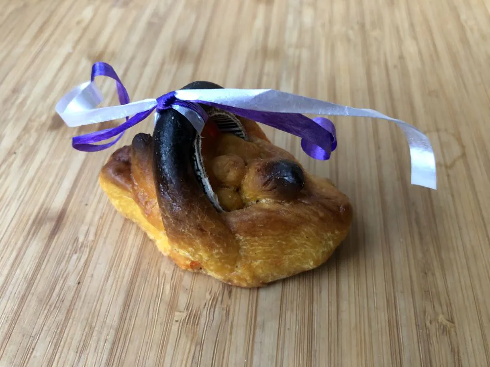La forma tradicional es la de la gallina en el cesto, o el cesto de huevos, también dicen que de manzanas. Paxarines d'Uviéu