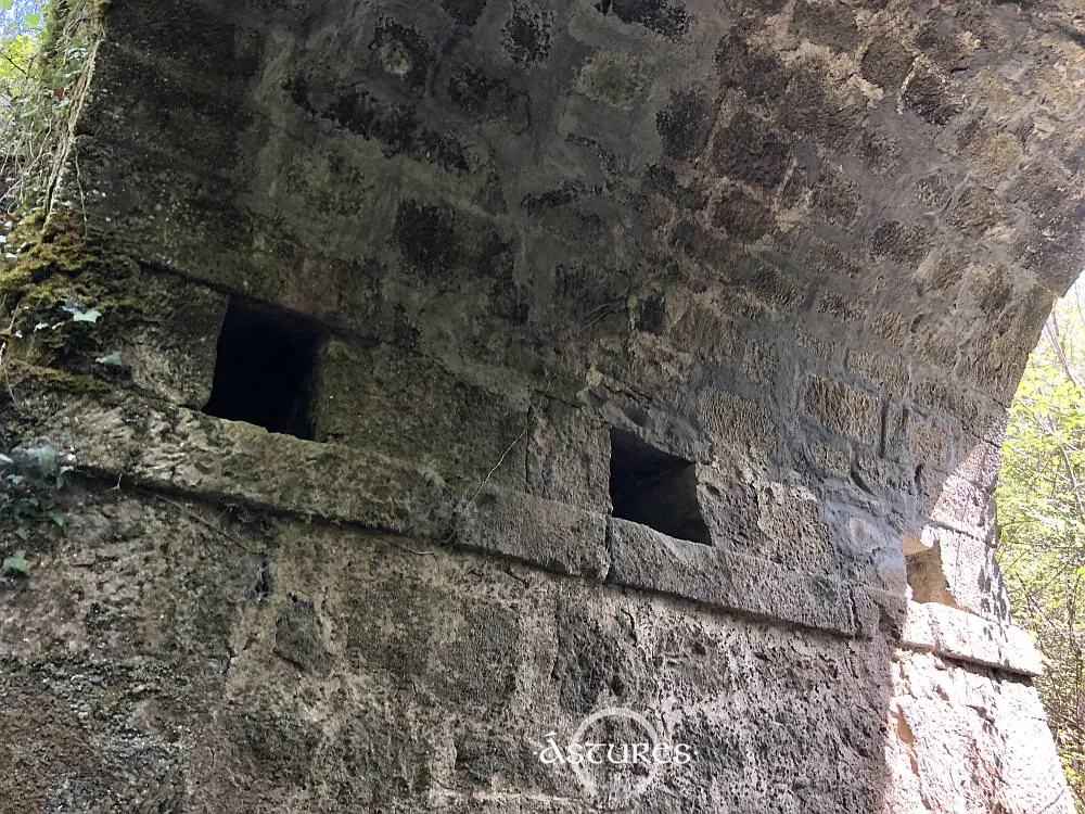 Interior del puente del Acebal, Abándames
