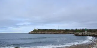 Desembocadura de la ría de Avilés con el cabo de San Juan.