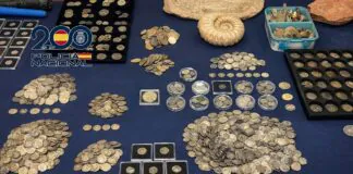 Lotes de monedas de plata y otros objetos incautados en la operación. Foto mejorada con IA