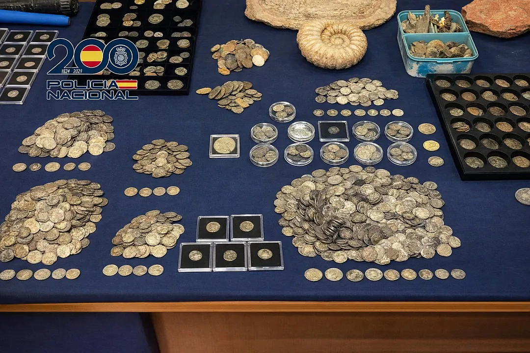 Lotes de monedas de plata y otros objetos incautados en la operación. Foto mejorada con IA